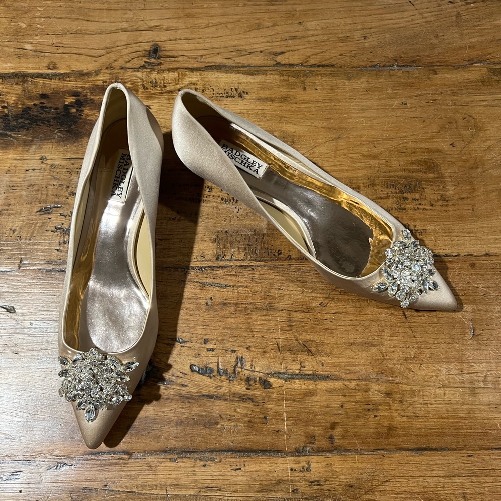 Badgley Mischka Ivory Crystal Bridal Wedding Pumps Heels Size 9